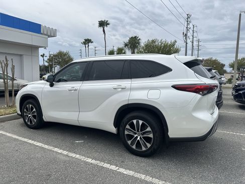 Used 2021 Toyota Highlander XLE image 10