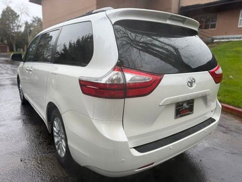Used 2016 Toyota Sienna XLE w/ XLE Navigation Package image 7
