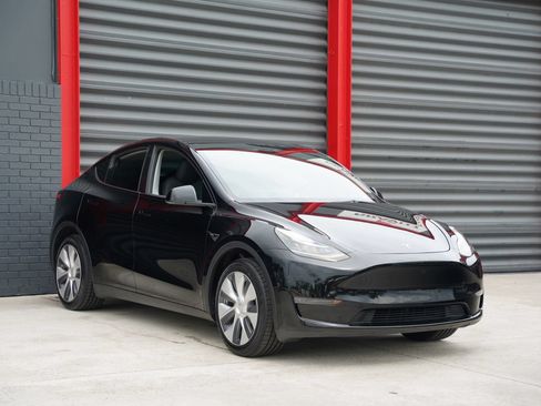 Used 2023 Tesla Model Y AWD image 6