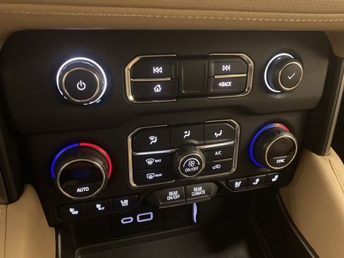 Used 2024 Chevrolet Suburban Premier image 20