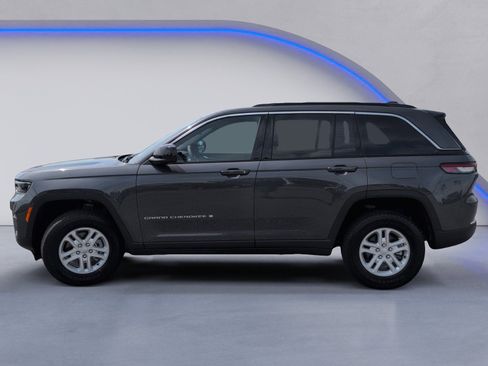 Used 2025 Jeep Grand Cherokee Laredo RWD image 10