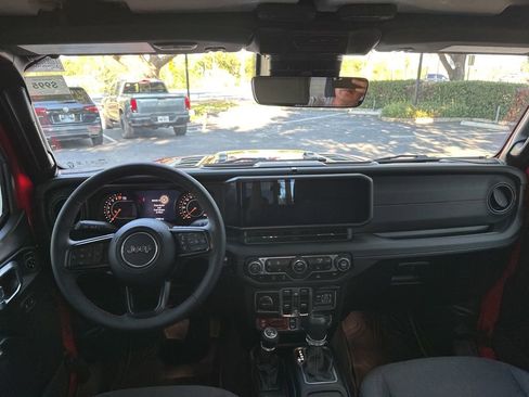 Used 2024 Jeep Gladiator Rubicon w/ Technology Group image 20