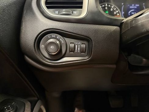 Used 2018 Jeep Renegade Latitude FWD image 15