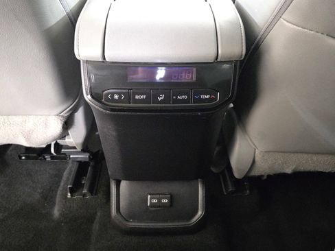 Used 2022 Toyota Highlander XLE FWD image 17