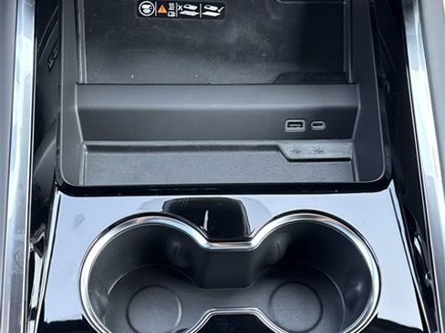 New 2025 Chevrolet Suburban Premier image 32