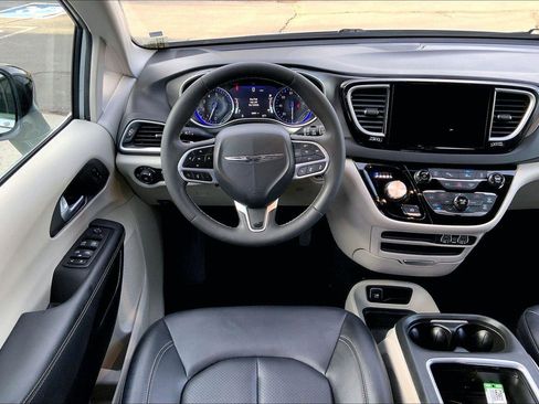 Certified 2024 Chrysler Pacifica Touring-L image 5