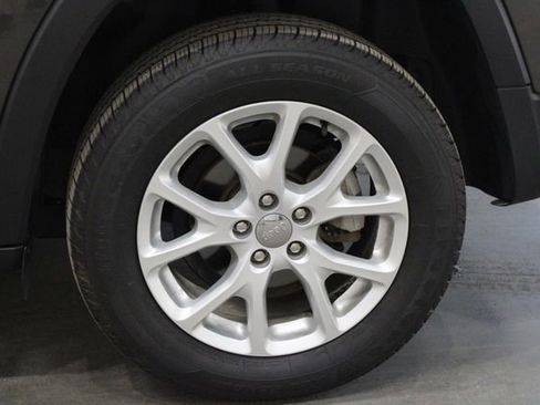 Used 2017 Jeep Cherokee Latitude w/ Comfort/Convenience Group image 35