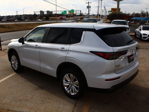 New 2026 Mitsubishi Outlander ES image 10