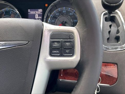 Used 2015 Chrysler Town & Country Touring image 19