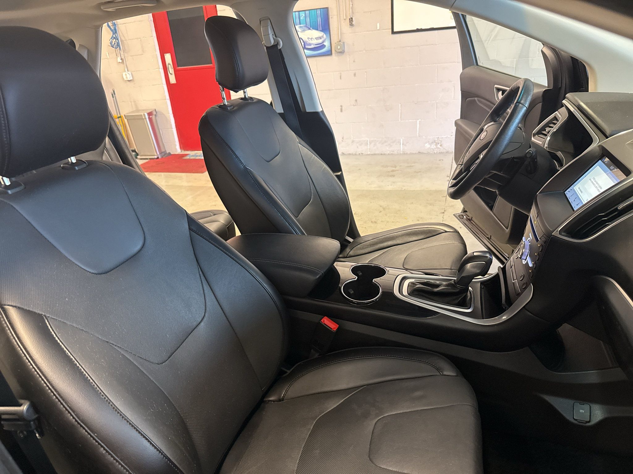 Used 2018 Ford Edge Titanium w/ Equipment Group 301A AWD/4WD image 23