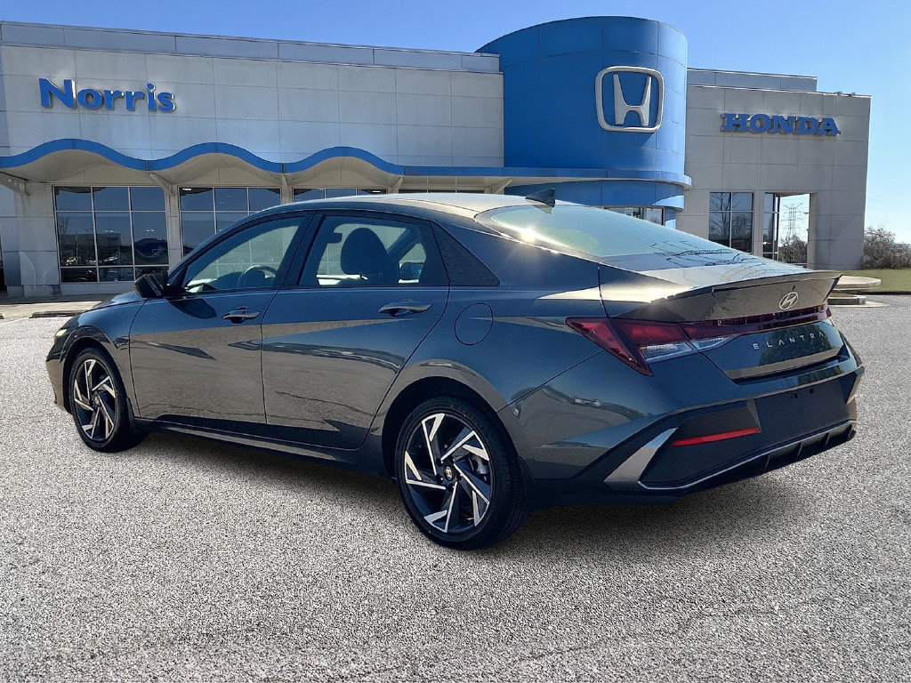 Used 2025 Hyundai Elantra Sport FWD image 3