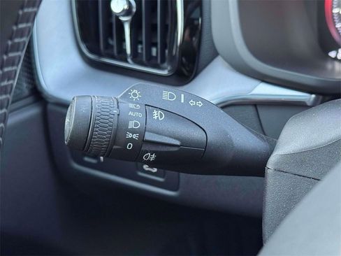 Used 2020 Volvo XC60 T5 Momentum w/ Protection Package Premier image 21