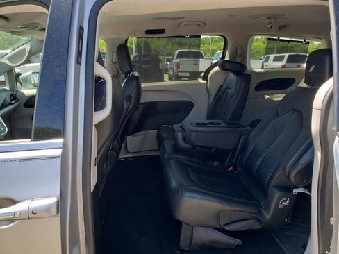 Used 2017 Chrysler Pacifica Touring-L w/ Tire & Wheel Group FWD image 12