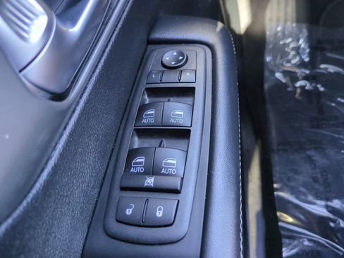 Used 2025 Chrysler Pacifica Select image 23