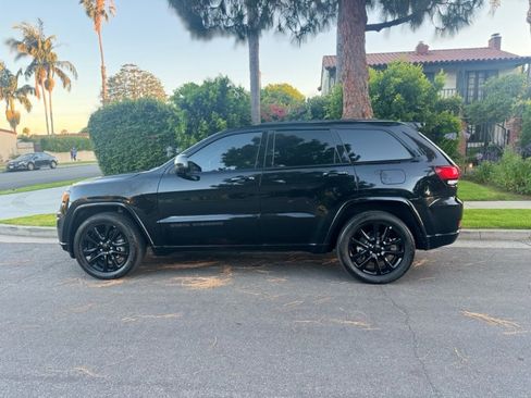 Used 2019 Jeep Grand Cherokee Altitude RWD image 9