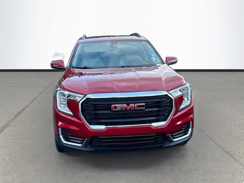Used 2022 GMC Terrain SLE w/ Driver Convenience Package FWD image 2