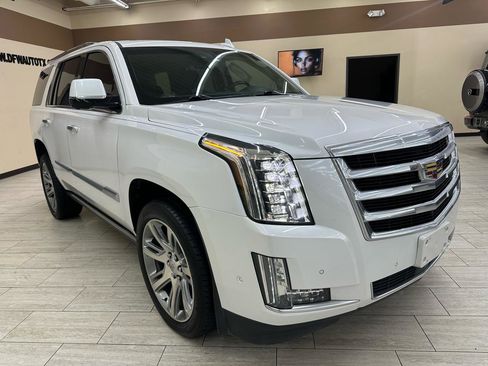Used 2018 Cadillac Escalade Premium Luxury RWD image 5