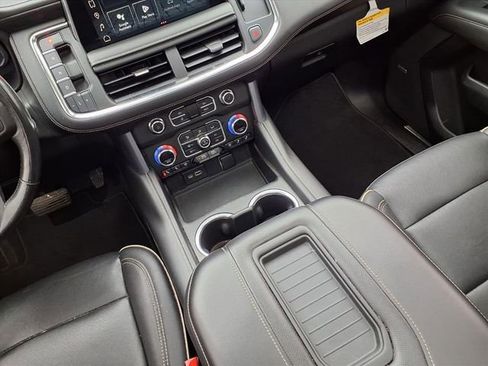 Used 2022 GMC Yukon SLT w/ SLT Premium Package image 11