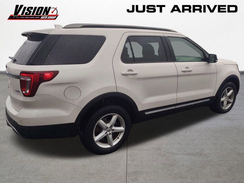 Used 2017 Ford Explorer XLT w/ Equipment Group 202A AWD/4WD image 5