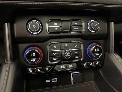 Used 2021 Chevrolet Suburban Premier AWD/4WD image 27