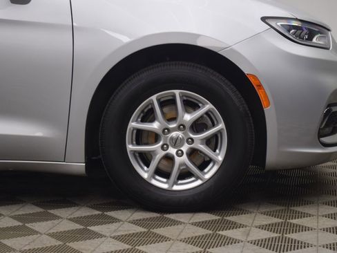 Used 2022 Chrysler Pacifica Touring-L image 32