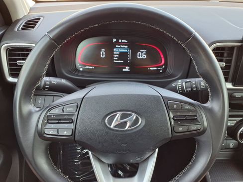 Used 2025 Hyundai Venue SEL FWD image 10