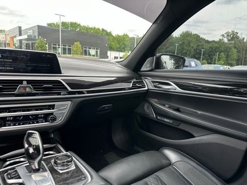 Used 2017 BMW 750i RWD image 18