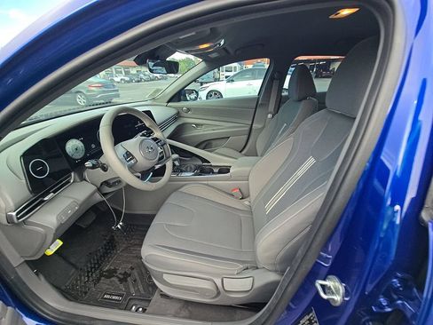 Used 2023 Hyundai Elantra SEL w/ Convenience Package FWD image 3