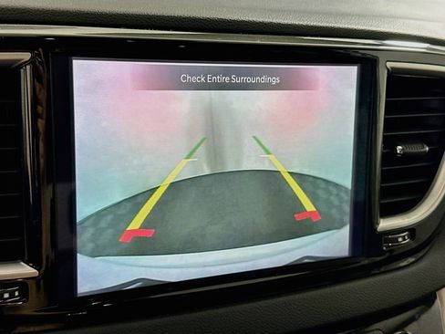 Used 2024 Chrysler Pacifica Touring-L FWD image 21