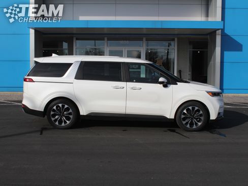 Used 2024 Kia Carnival EX image 3