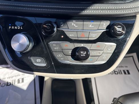 Used 2023 Chrysler Pacifica Touring-L image 12