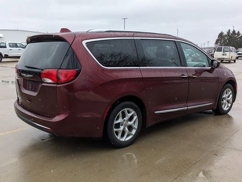 Used 2018 Chrysler Pacifica Touring-L w/ Tire & Wheel Group image 3