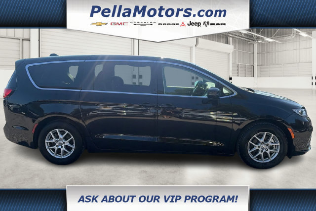 Used 2024 Chrysler Pacifica Touring-L FWD image 2