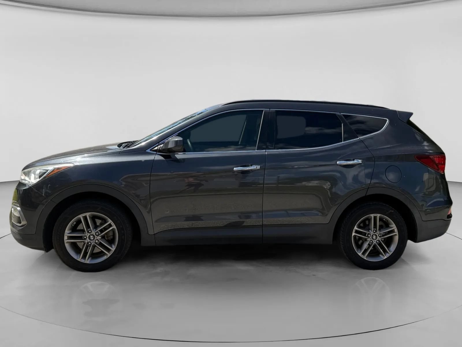 Used 2017 Hyundai Santa Fe Sport FWD image 2