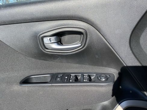 Used 2017 Jeep Renegade Latitude image 18