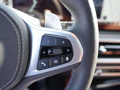 Used 2025 BMW X7 M60i image 21