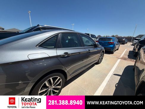 Used 2025 Volkswagen Jetta SE FWD image 2