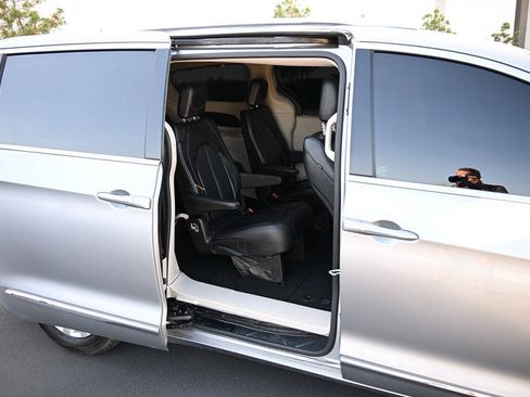 Used 2019 Chrysler Pacifica Touring-L FWD image 17