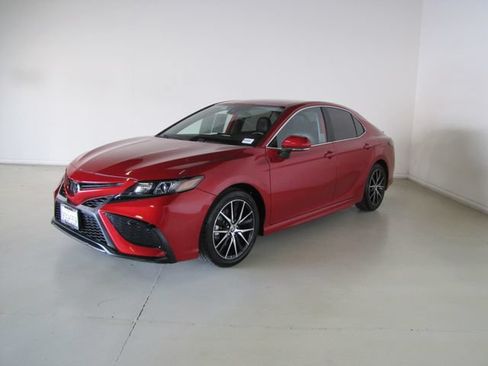 Used 2023 Toyota Camry SE FWD image 1