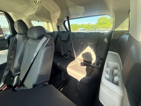 Used 2024 Kia Carnival EX FWD image 29