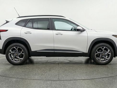 Used 2025 Chevrolet Trax LT w/ LT Convenience Package FWD image 11