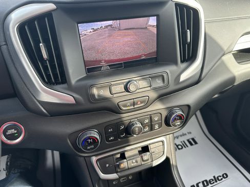 Used 2024 GMC Terrain SLE w/ Driver Convenience Package image 16