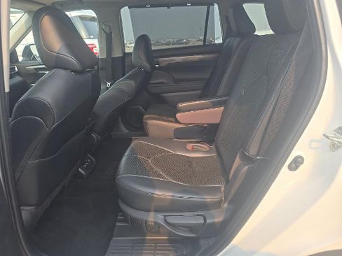 Used 2023 Toyota Highlander Limited AWD/4WD image 16