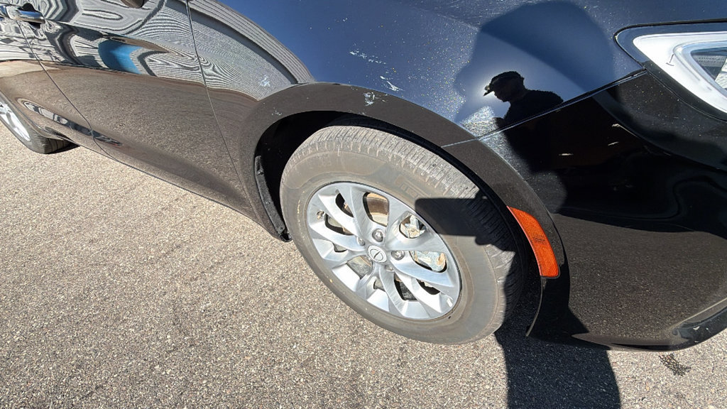 Used 2026 Chrysler Pacifica Limited FWD image 10