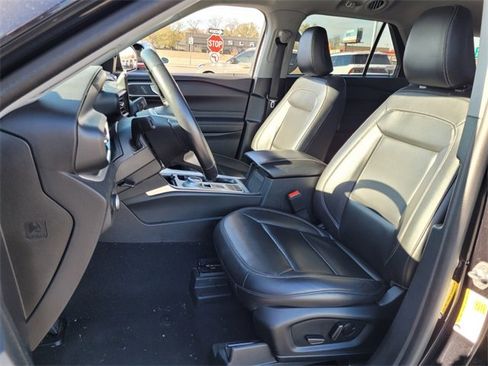 Used 2023 Ford Explorer XLT w/ Equipment Group 202A image 8