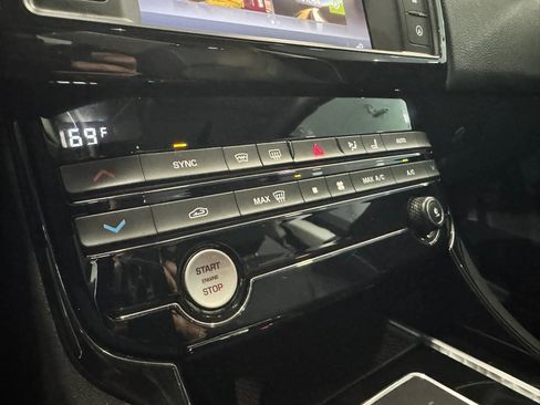 Used 2018 Jaguar XE Premium image 33