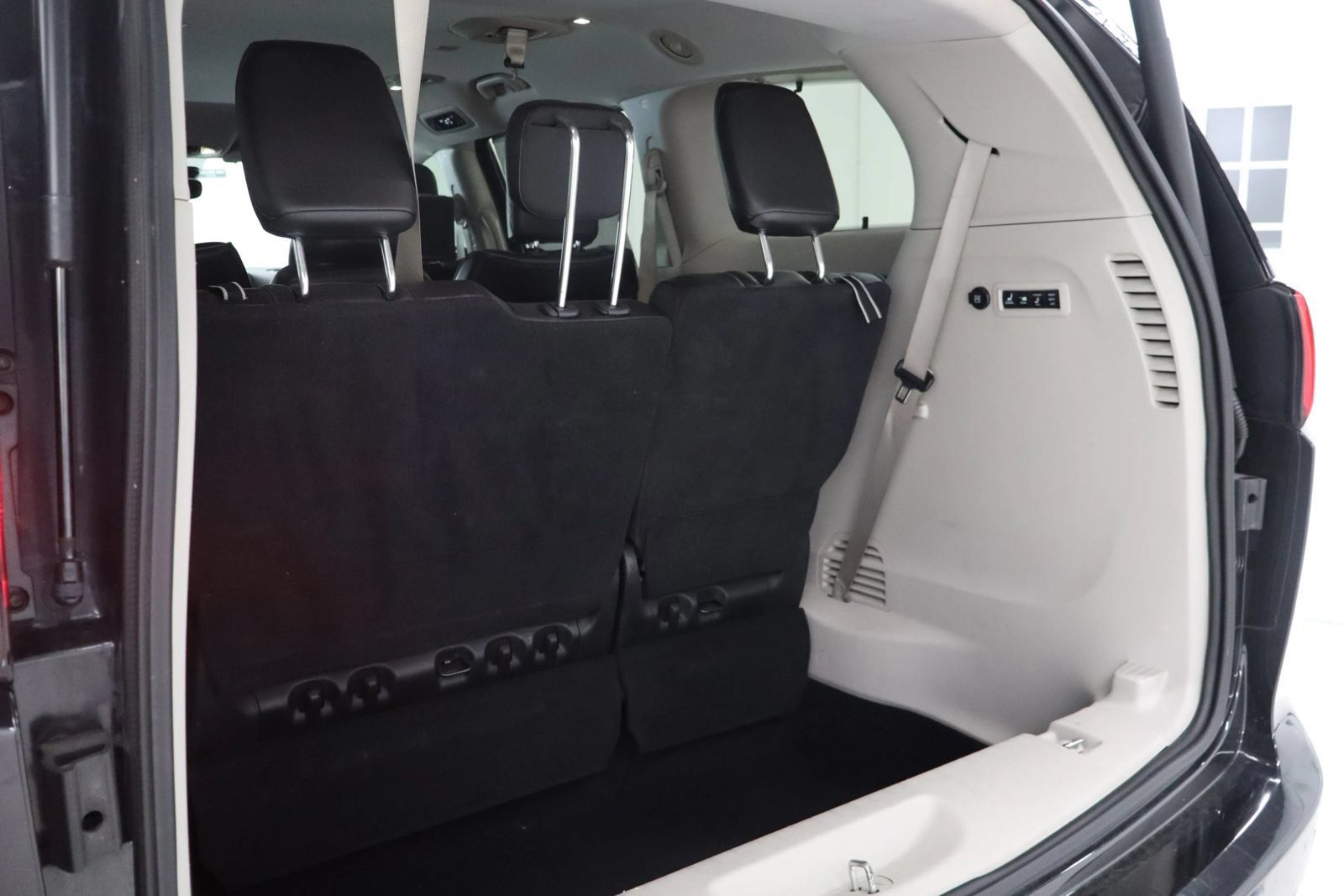 Used 2017 Chrysler Pacifica Limited w/ UConnect Theater Package FWD image 10