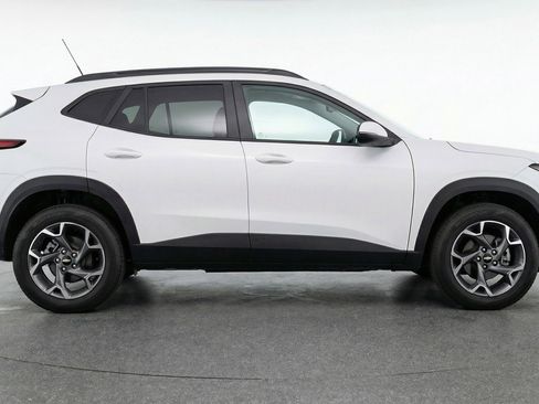 Used 2025 Chevrolet Trax LT w/ LT Convenience Package image 11