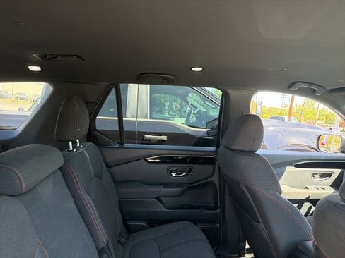 Used 2025 Honda Pilot Sport image 16