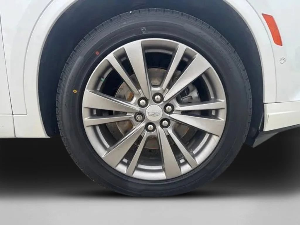 Used 2024 Cadillac XT6 Premium Luxury w/ Technology Package AWD/4WD image 32